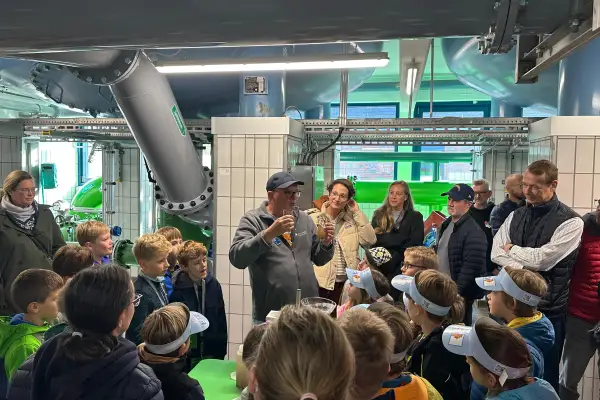Beim Rundgang durch das Wasserwerk Bockum erklärten Expertinnen und Experten der Stadtwerke Duisburg den Kindern, wie das Trinkwasser in den Wasserhahn gelangt. Foto: Stadtwerke Duisburg AG