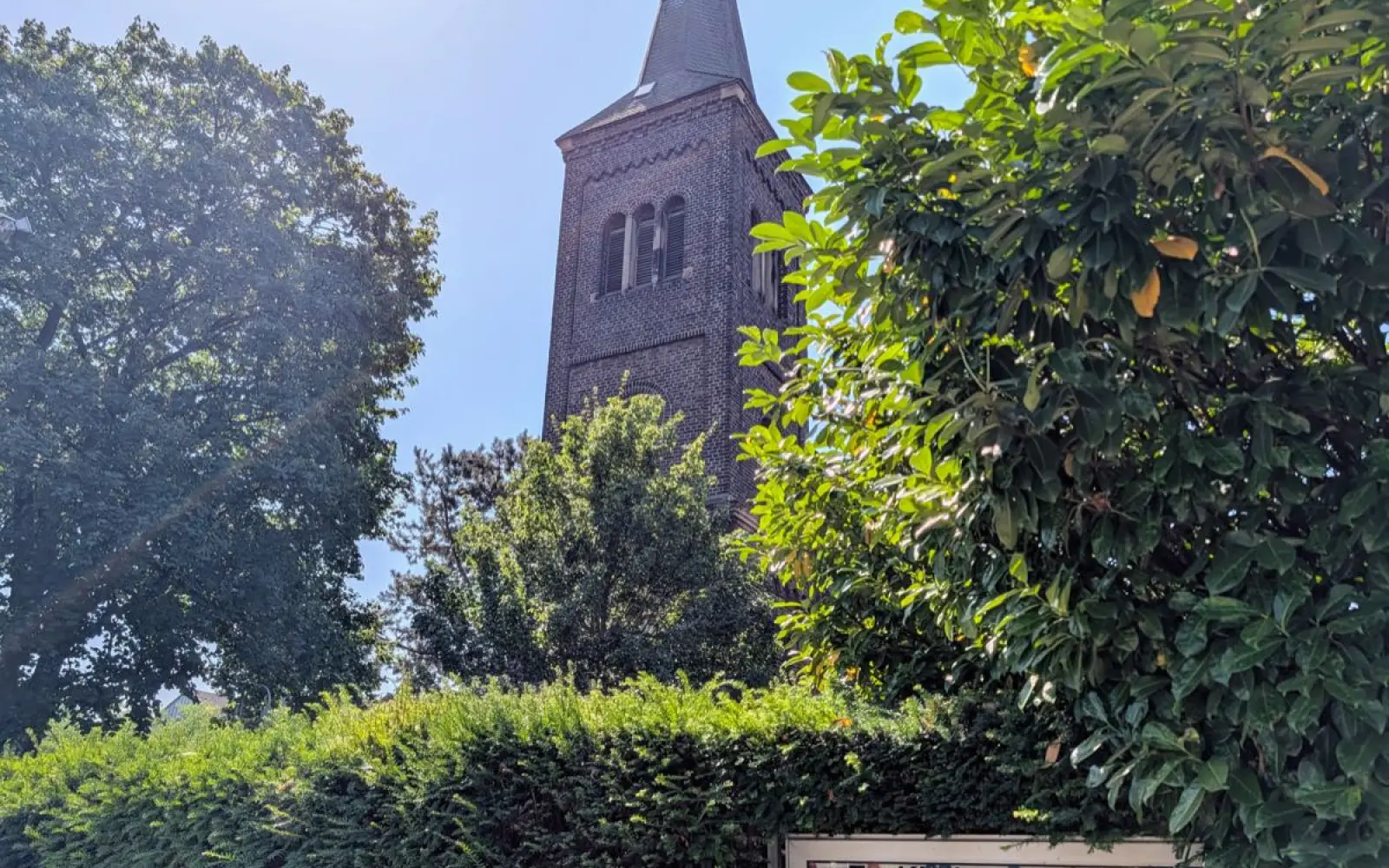 Rund um die evangelische Kirche am Konrad-Adenauer-Platz in Lintorf bündelt die Gemeinde künftig ihre Arbeit. Foto: ah