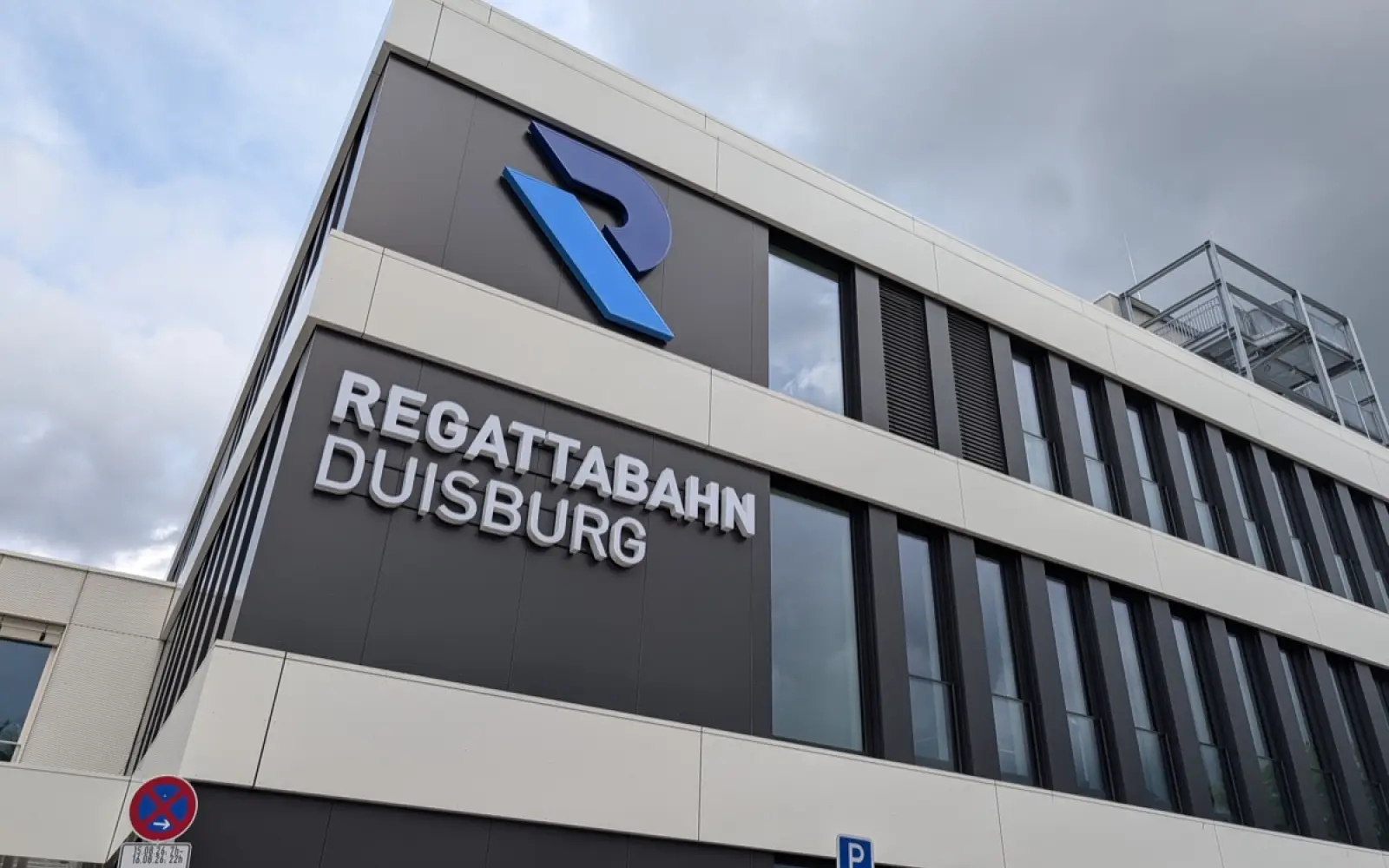 Das markante blaue R des neuen Logos prangt an der Fassade des Regattahauses. Rund 30 Millionen Euro flossen in den Neubau.