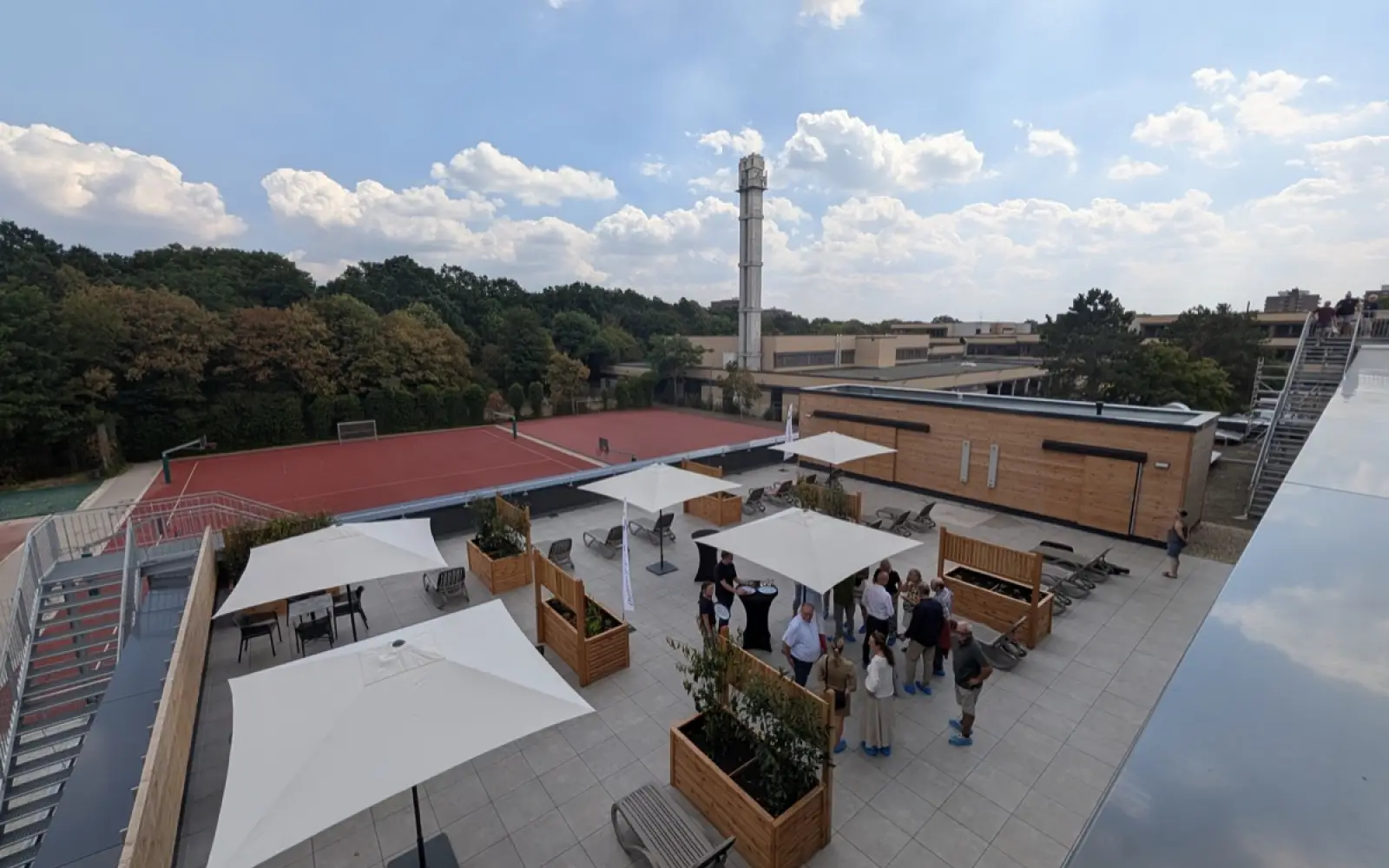 Die 385 Quadratmeter große Dachterrasse mit Sonnenschirmen und Bänken ist eine Seltenheit für ein Hallenbad, im Sommer bietet das Sportbildungswerk dort Kurse an. Foto: ah