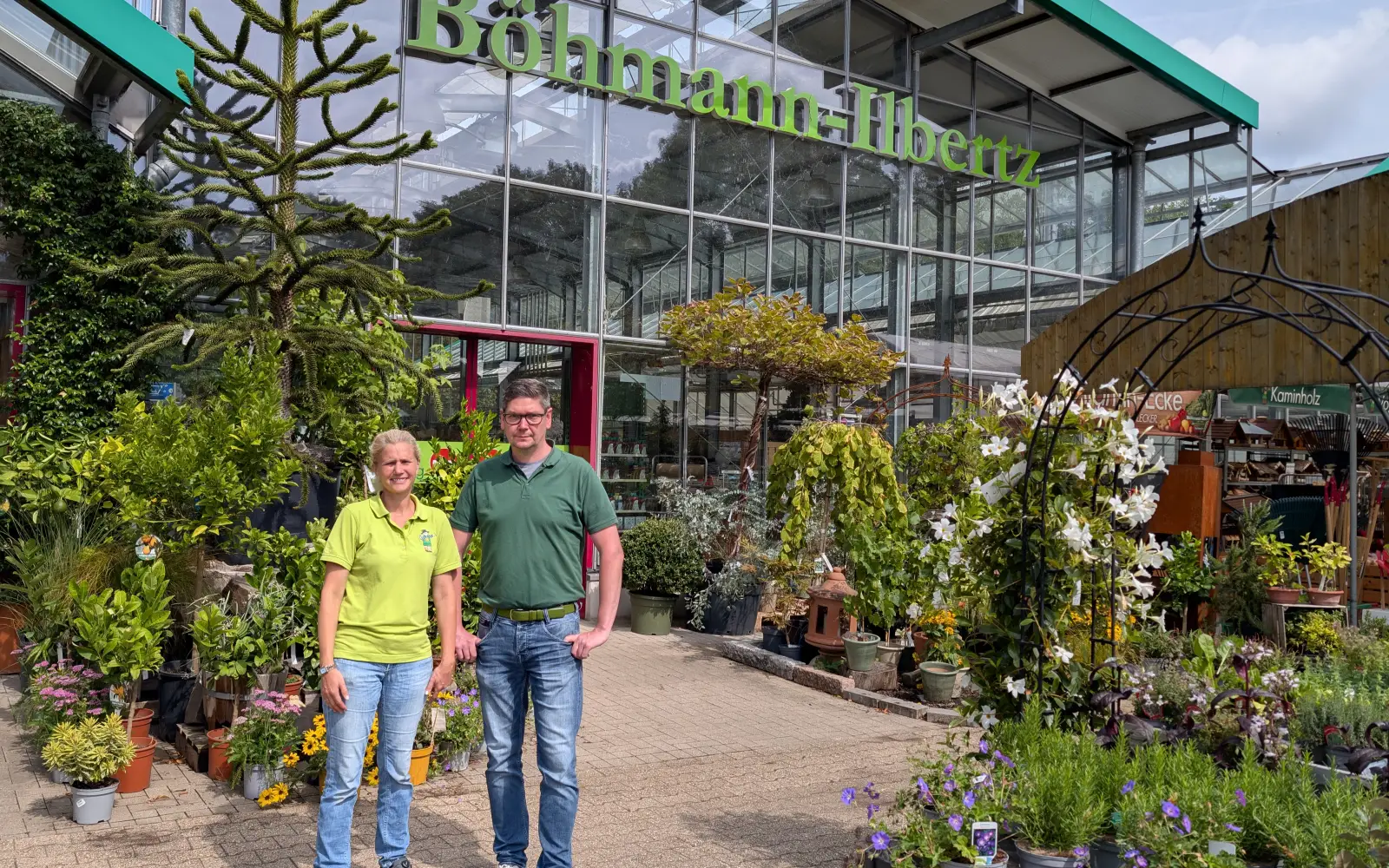 Stephanie Ilbertz-Windhövel und Michael Windhövel führen das Gartencenter Böhmann-Ilbertz an der Duisburger Landstraße 24 in Wittlaer, zum Jahresende schließt der Betrieb nach mehr als vier Jahrzehnten. Foto: ah