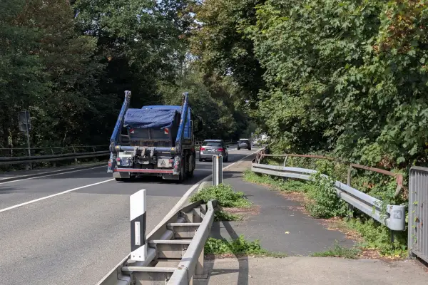 Der Radweg nach Ratingen hat an der Kalkumer Schlossallee einen gefährlichen Engpass
