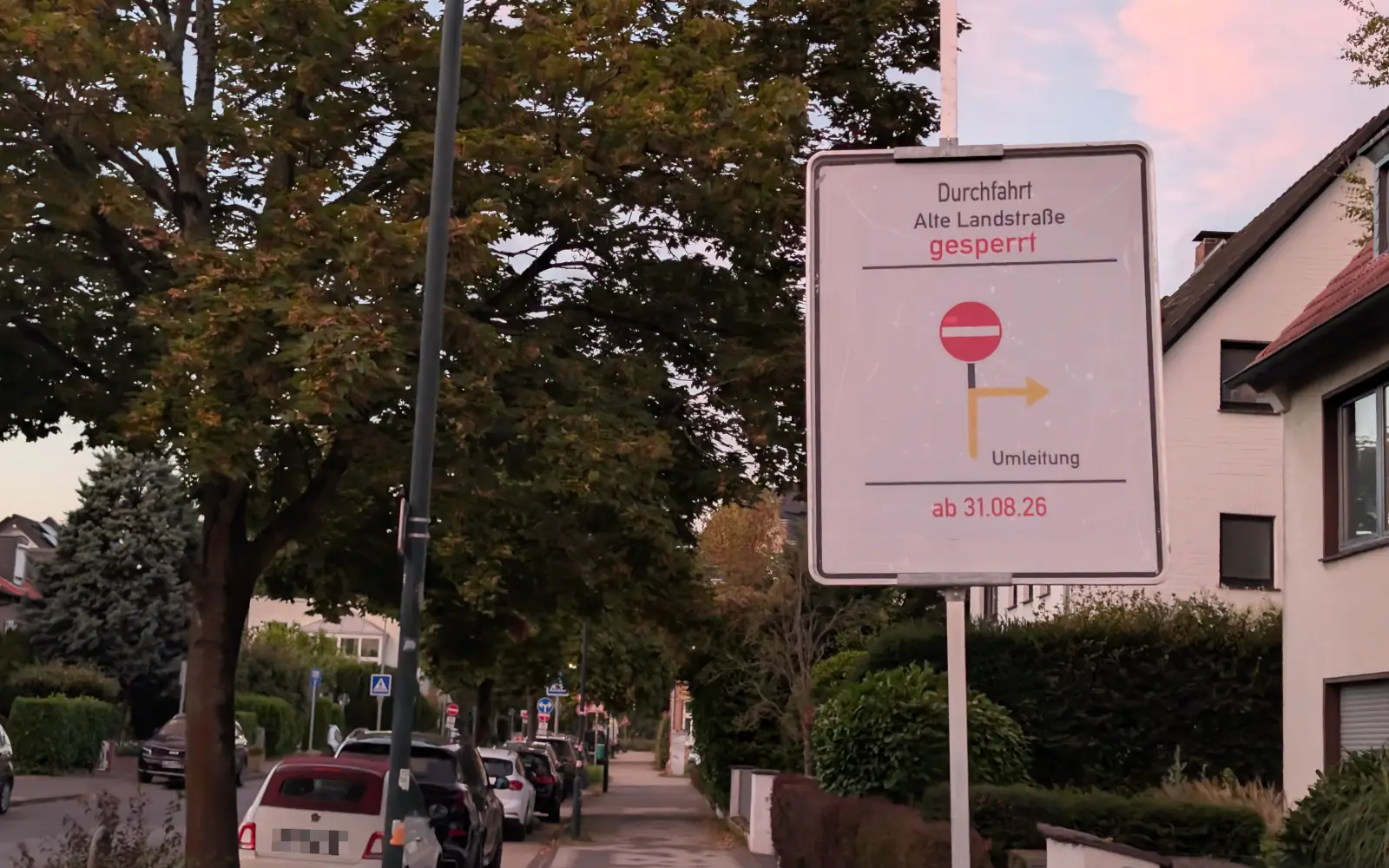 Ein Hinweisschild kündigt die Sperrung der Alten Landstraße ab Montag, 31. August, an, der Verkehr aus Richtung Norden läuft über die Niederrheinstraße. Foto: ah