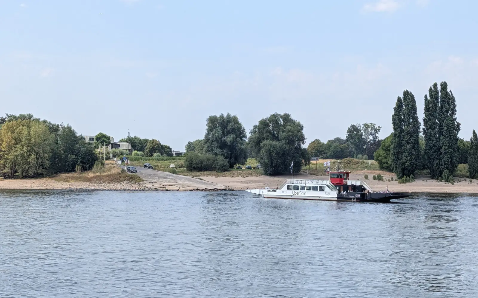 Die Auto- und Personenfähre „Michaela II" zwischen Kaiserswerth und Meerbusch-Langst geht zum 1. Januar 2027 an die Rheinbahn über. Foto: ah