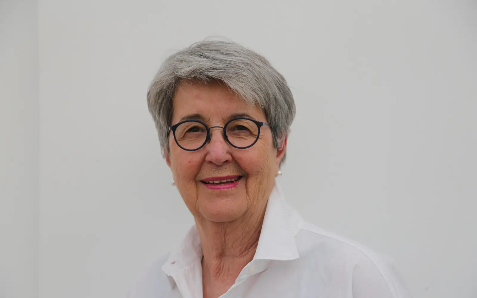 Die Papierkünstlerin Petra Richter-Rose eröffnet ihre Ausstellung „PaperArt“ am Freitag, 2. Oktober, im Bürgerhaus Angermund. Foto: Hilla Baecker