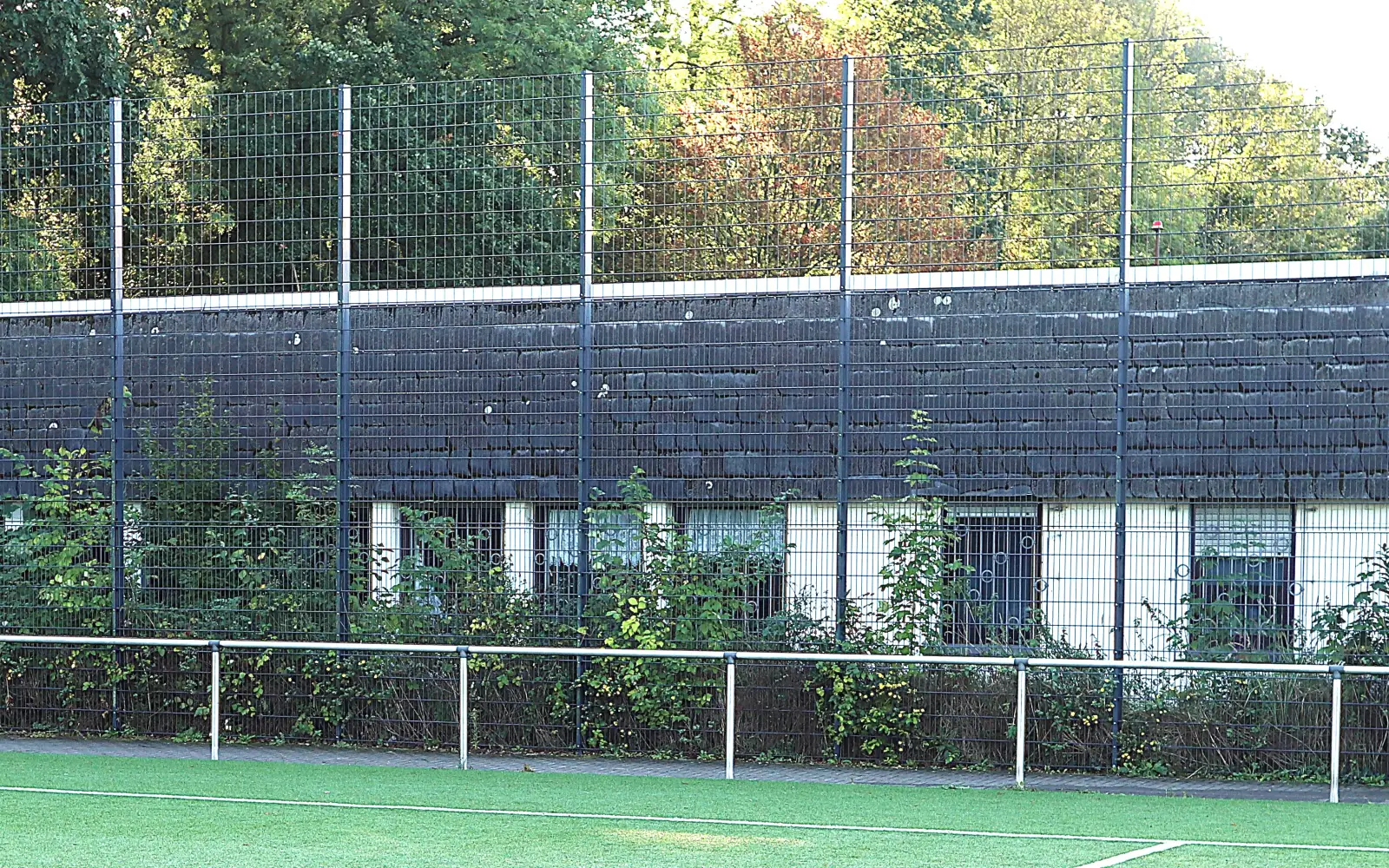 Seit der Einweihung im Februar 1979 war das Schützenhaus Treffpunkt für Schützen, Familien und Vereine in Angermund. Jetzt soll es saniert und modernisiert werden. Foto: vj
