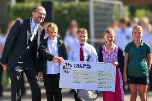 Angermunder Jecken spenden für ein Duschmobil und das Schützenhaus