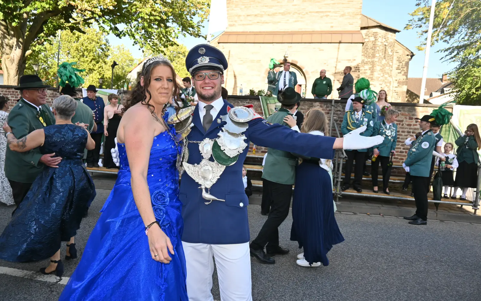 Mit einem lockeren Tänzchen zum Mündelheimlied begann das Königspaar Robert Huben und Königin Jacqueline Kowalewski die Parade vor St. Dionysius. Foto: sam