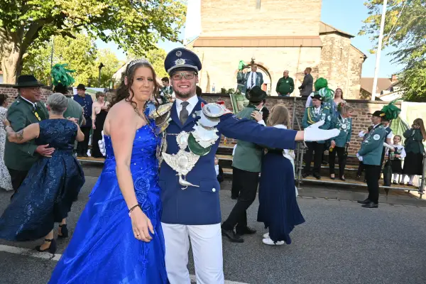 Mündelheim: Majestäten wagten vor der Parade ein Tänzchen 