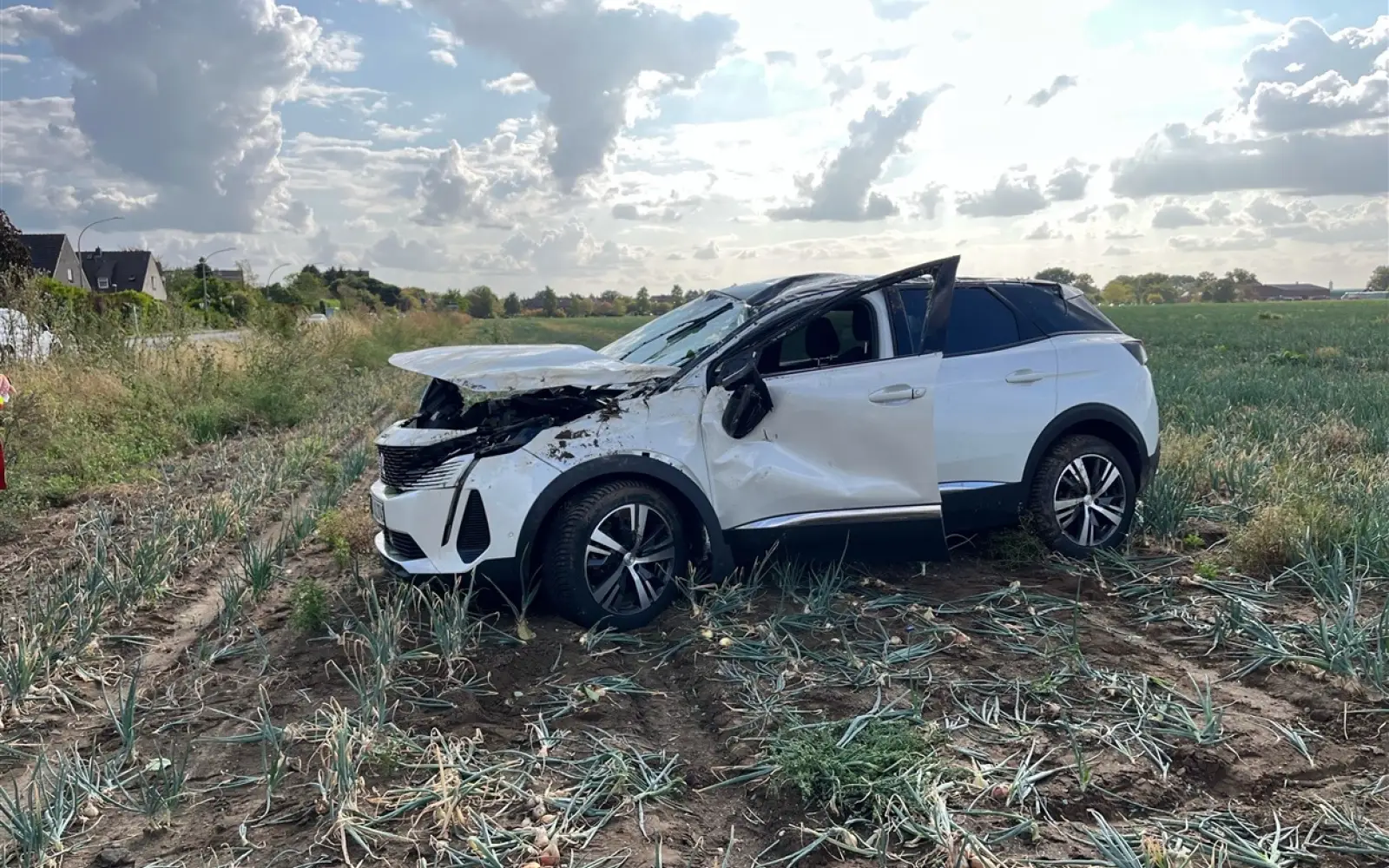 Nach einem Überholmanöver an der Mannesmannstraße in Mündelheim überschlug sich das Auto einer 48-Jährigen in einem Feld. Foto: Polizei Duisburg