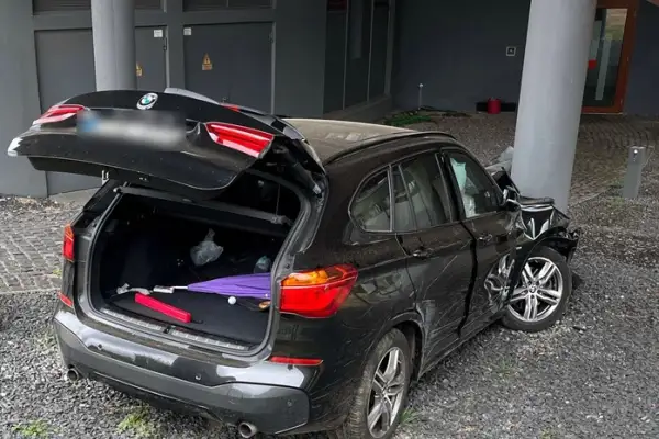 76-jährige Autofahrerin prallt in Huckingen gegen Mast