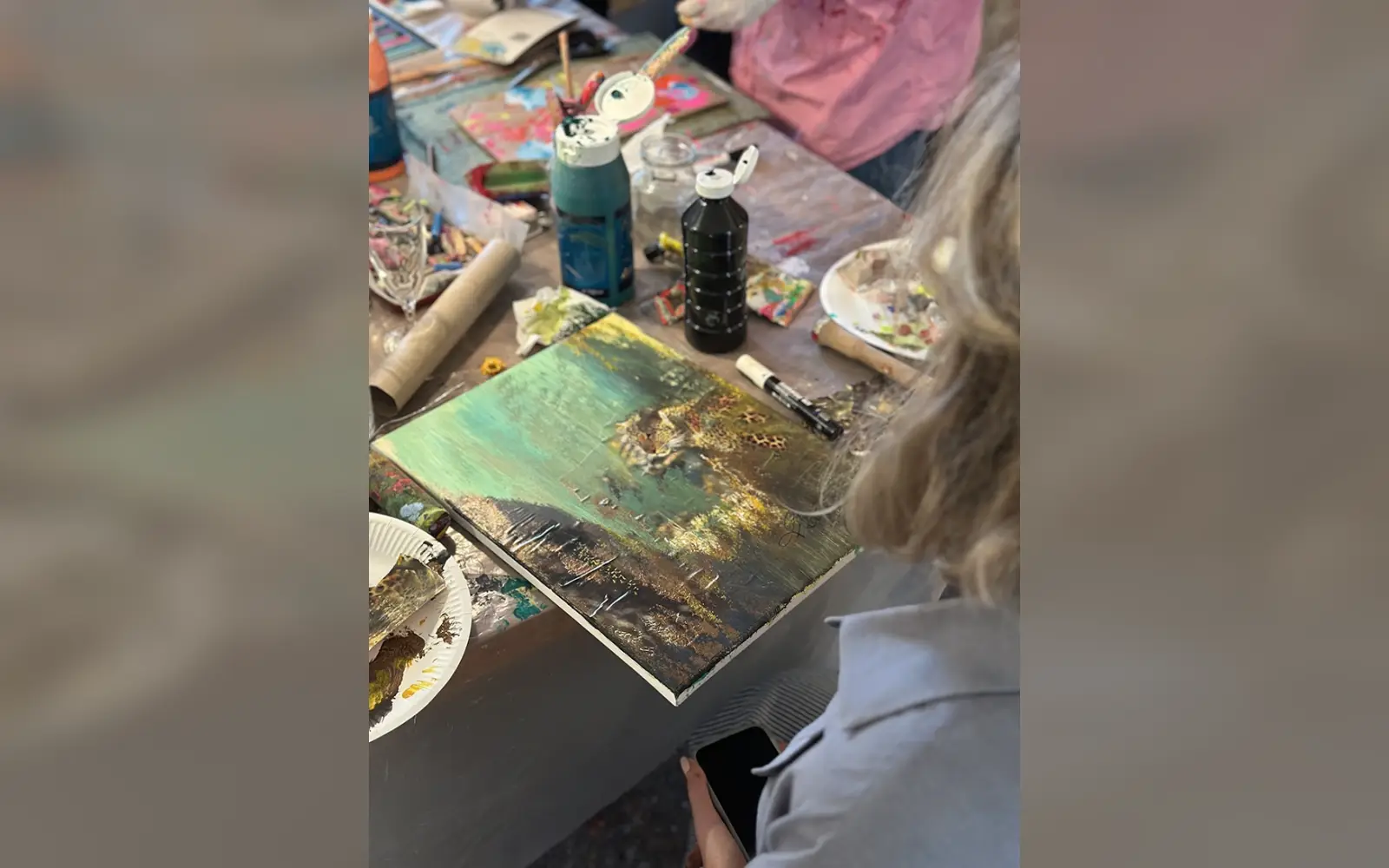 In den Intensiv-Malworkshops am Sonntag entstehen Bilder auf Leinwand, wahlweise im Kleinformat oder im Großformat von 80 mal 100 Zentimetern. Foto: Annette Sandt