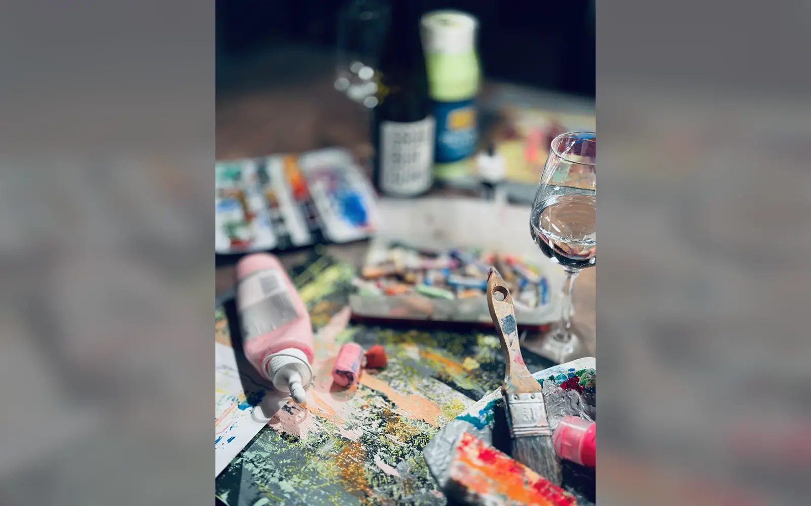 Dienstags von 18 bis 21 Uhr lädt Annette Sandt bis zum 8. Dezember zum Malen nach Feierabend ein, Wein und Sekt gibt es gegen Aufpreis. Foto: Annette Sandt