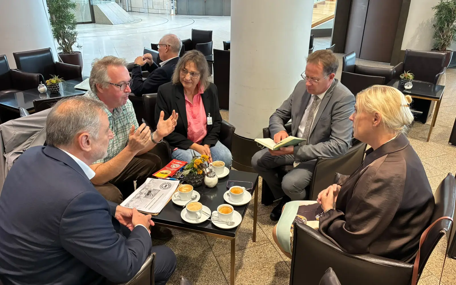 Sabine und Stefan Lindner stellten ihre Idee für einen Aktionsplan unter anderem im Foyer des NRW-Landtags vor, um die  Asiatische Hornisse zu bekämpfen. Foto: privat 