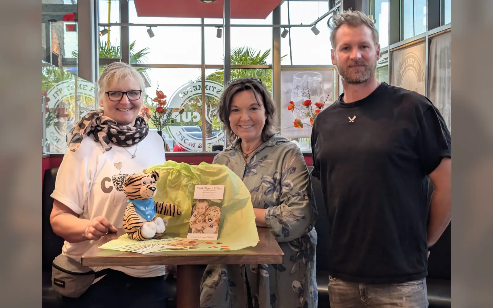 Cordula Upietz (links) hatte im Juni fleißig Erdbeerkuchen gebacken und für den guten Zweck verkauft. Mit ihrem Sohn Sven übergab sie 1.050 Euro an Sibylle Franke vom Hospiz. Foto: ah