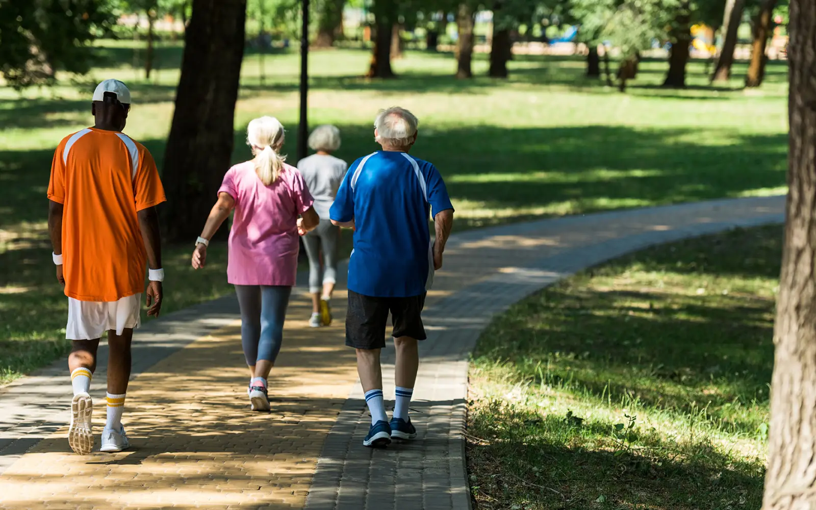 Mit „Wogging“, einer Kombination aus Walking und Jogging, bietet die VHS Duisburg ein moderates Ausdauertraining in Mündelheim an. Foto: Stadt Duisburg