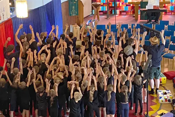 Kinder verwandeln das Huckinger Gemeindezentrum in eine Zirkusmanege
