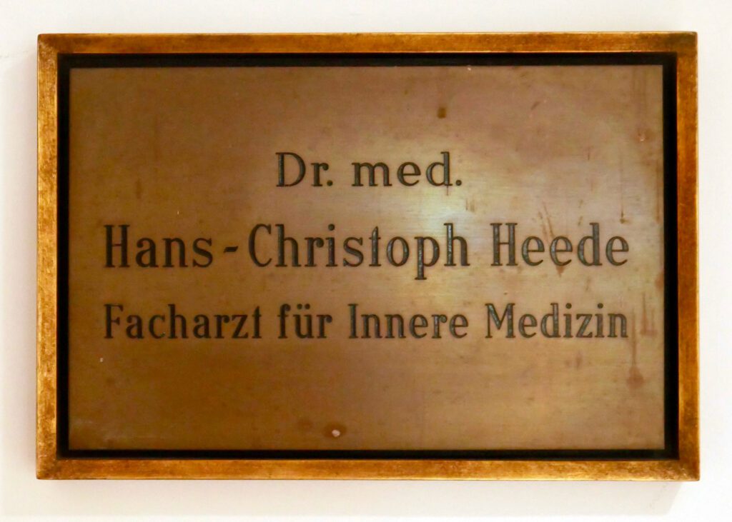 Das erste Praxisschild aus dem Jahr 1975. Foto: cj