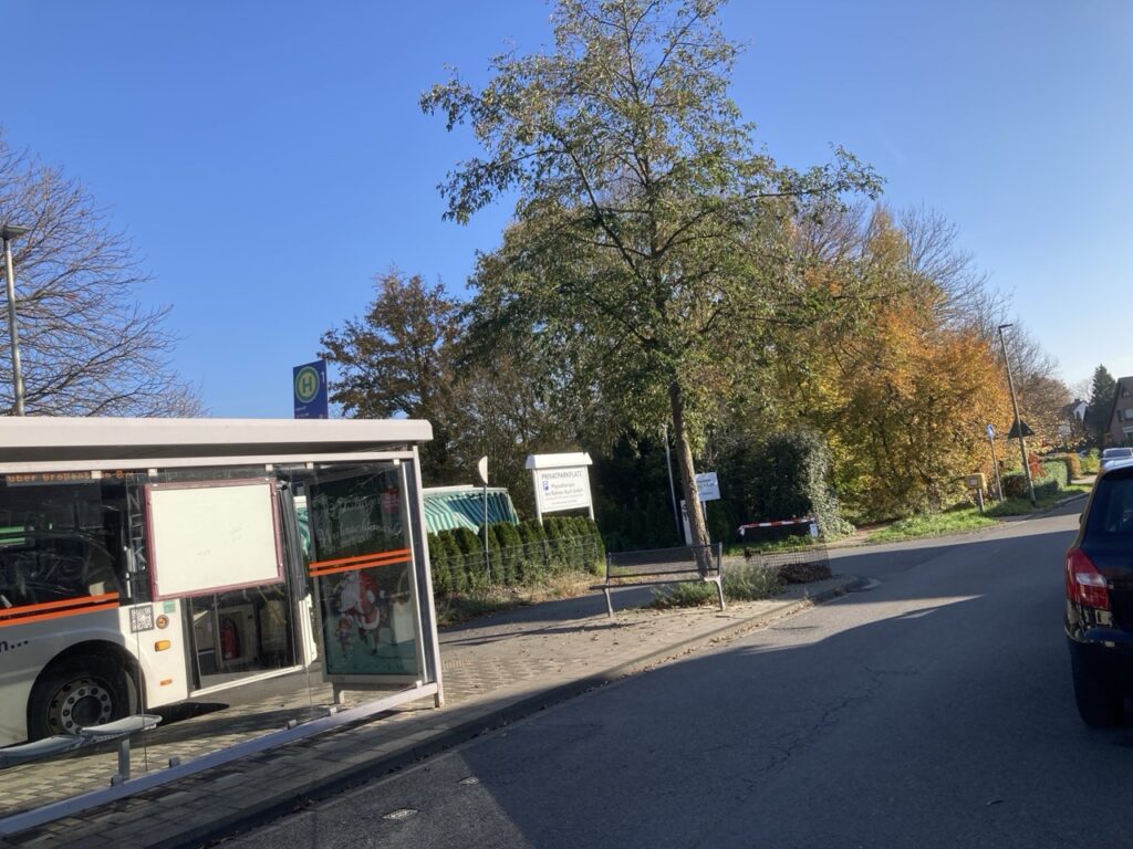 Die Wegeverbindung, zu der die CDU-Fraktion eine Anfrage gestellt hat, liegt in der Nähe der Bushaltestelle und des S-Bahnhofs in Rahm und wird als Schulweg genutzt. Foto: sam