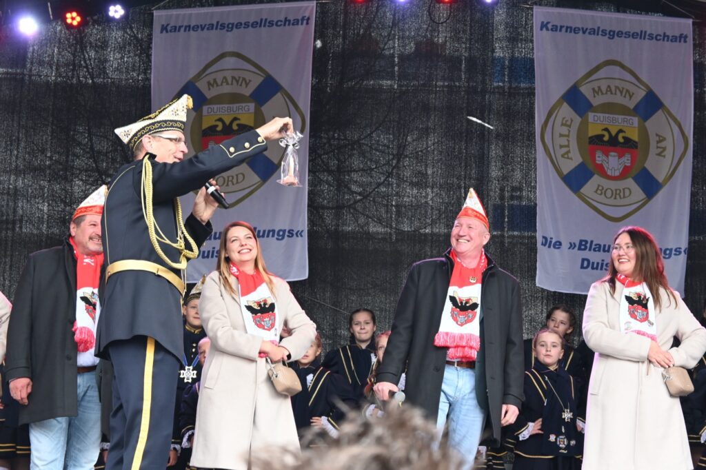 Mit einem Pömpel aus Marzipan überraschte Thomas Erlacher, Präsident der KG „Alle Mann an Bord“, den designierten Stadtprinzen Toni I. Foto: sam