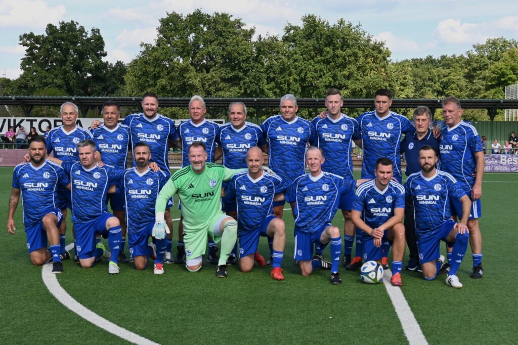 Die Schalke-Traditionself um Weltmeister Olaf Thon (Zweiter von links) spielte für einen guten Zweck in Buchholz. Foto: sam