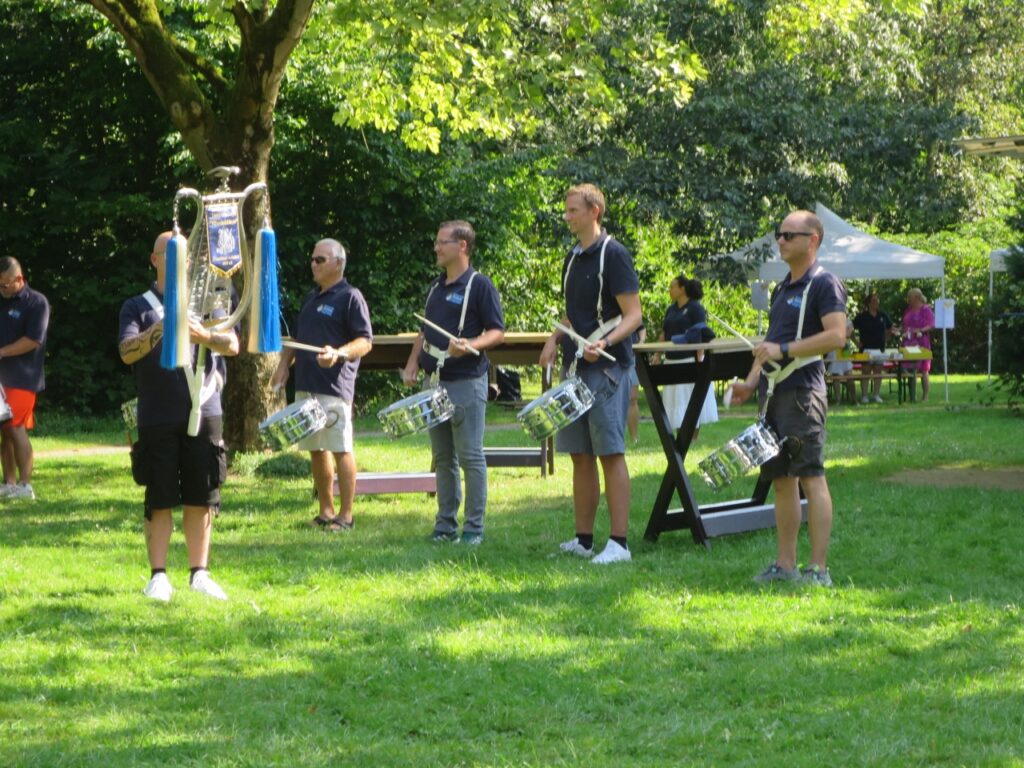 Musikalischer Auftakt mit dem Tambourcorps „Rheinklänge“. Foto: hs