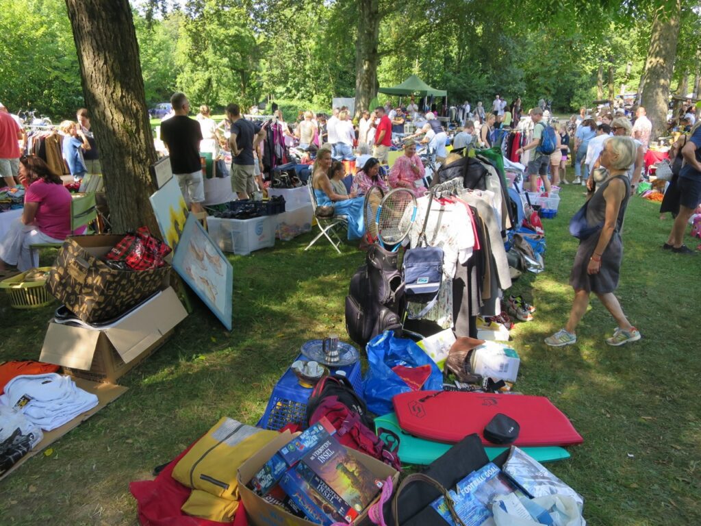 Das Antiquitäten- und Trödelangebot ist fast unüberschaubar. Foto: hs