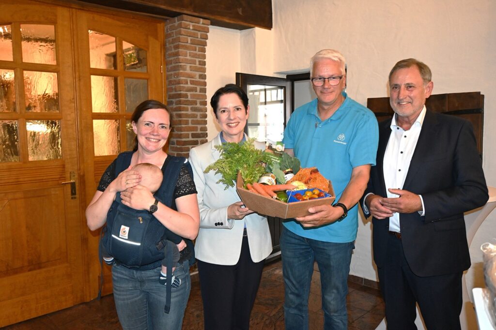 Lisa Blomenkamp vom Bürgershof in Serm (links) überreichte einen Korb mit frischen, heimischen Lebensmitteln an Silke Gorißen. Mit dabei: Michael Weicht und Wolfgang Schwertner (rechts). Foto: sam