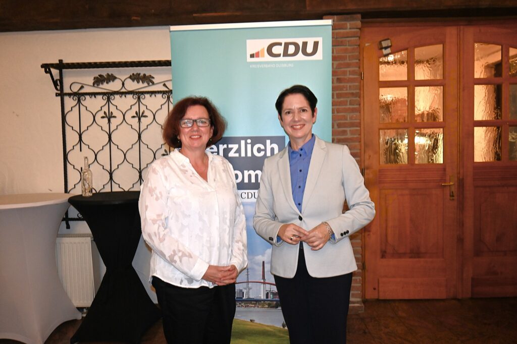 Auch Sylvia Linn (links), die für die CDU als Oberbürgermeisterin in Duisburg antritt, tauschte sich mit der Ministerin aus.
Foto: sam