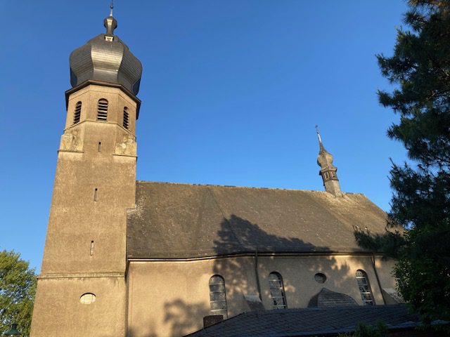 Auf schönes Wetter rund um die Kirche St. Hubertus mit ihrem Zwiebelturm hoffen am Fronleichnam-Wochenende nicht nur die Rahmer Schützen. Foto: sam