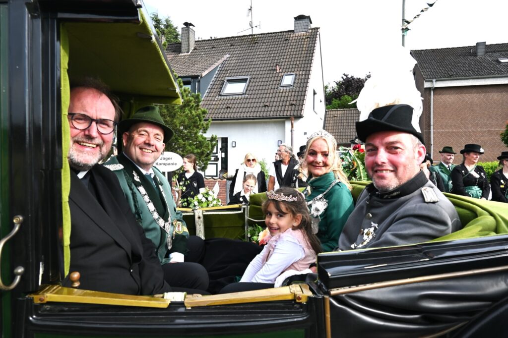 Bei trockenem Wetter konnte sich Carmen Kaiser als neue Schützenkönigin in Serm am Sonntag präsentieren – hier mit ihrem Begleiter Tino Klasen (rechts) sowie Brudermeister Ludger Heesen und Präses Pfarrer Andreas Brocke. Foto: sam
