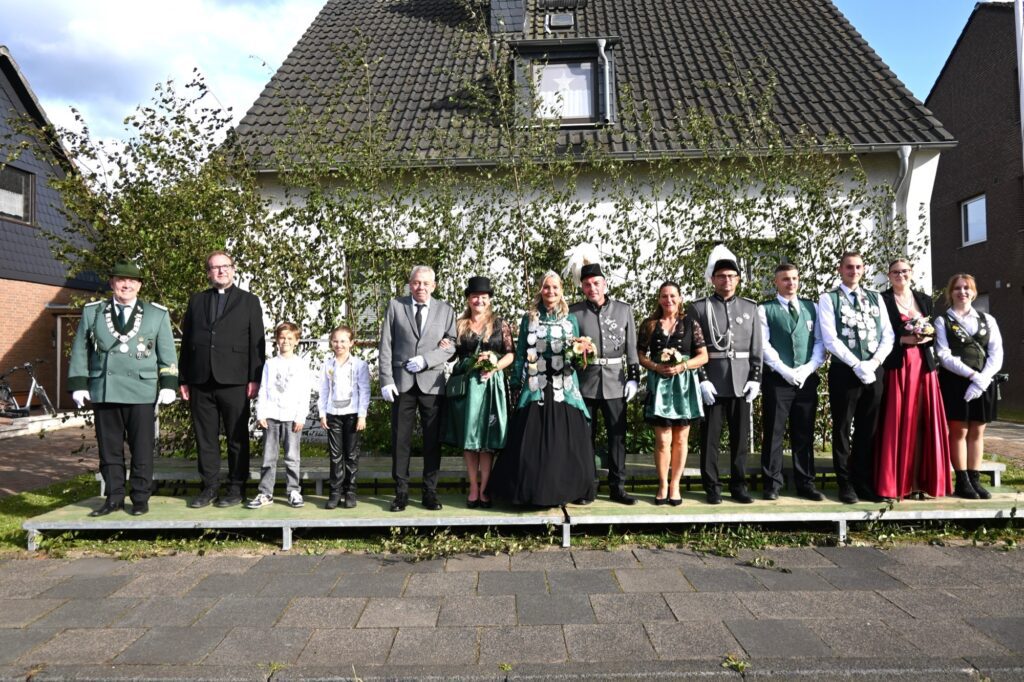 Der neue Hofstaat der Sermer Schützenbruderschaft stellte sich am Sonntag den Bürgerinnen und Bürgern aus dem Ort und der Umgebung vor – und nahm die Parade ab. Foto: sam