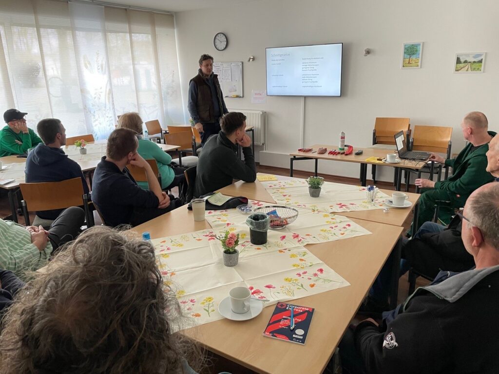 In einem theoretischen Teil ging es zunächst um Schnitttechniken und Wuchsgesetze.
Foto: Siedlergemeinschaft Bissingheim e.V.