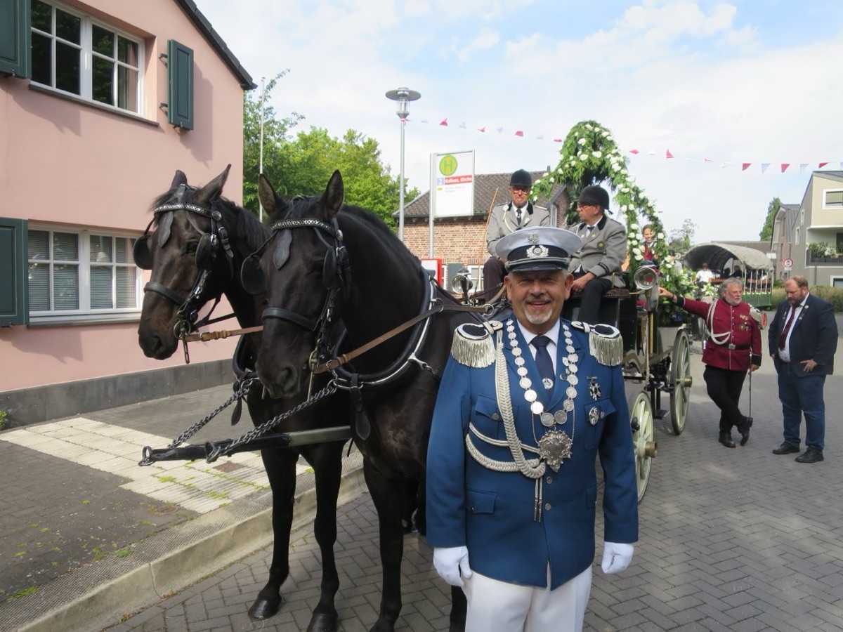 Bei der Aufstellung des Schützenzuges stand Michael Hermes ganz vorn. Foto: hs
