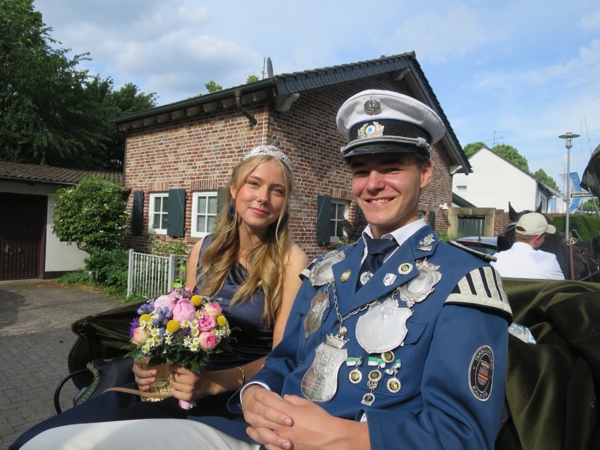 Lino Keller vom Tambourcorps und Sofia Scheer bilden das neue Kronprinzenpaar der Kalkumer Bruderschaft. Foto: hs