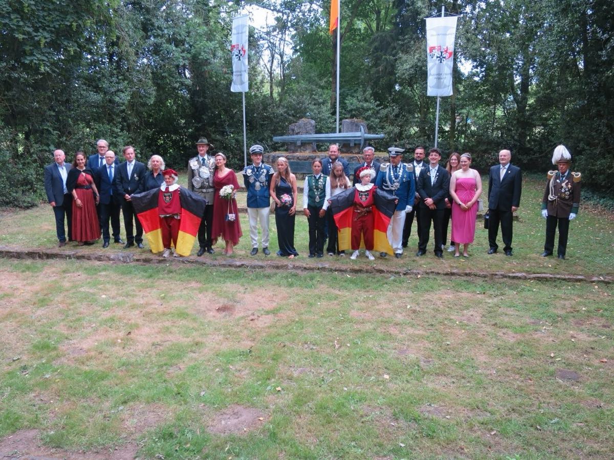 Zur Abnahme der Parade traten die Majestäten und Honoratioren am Ehrenmal zusammen. Foto: hs