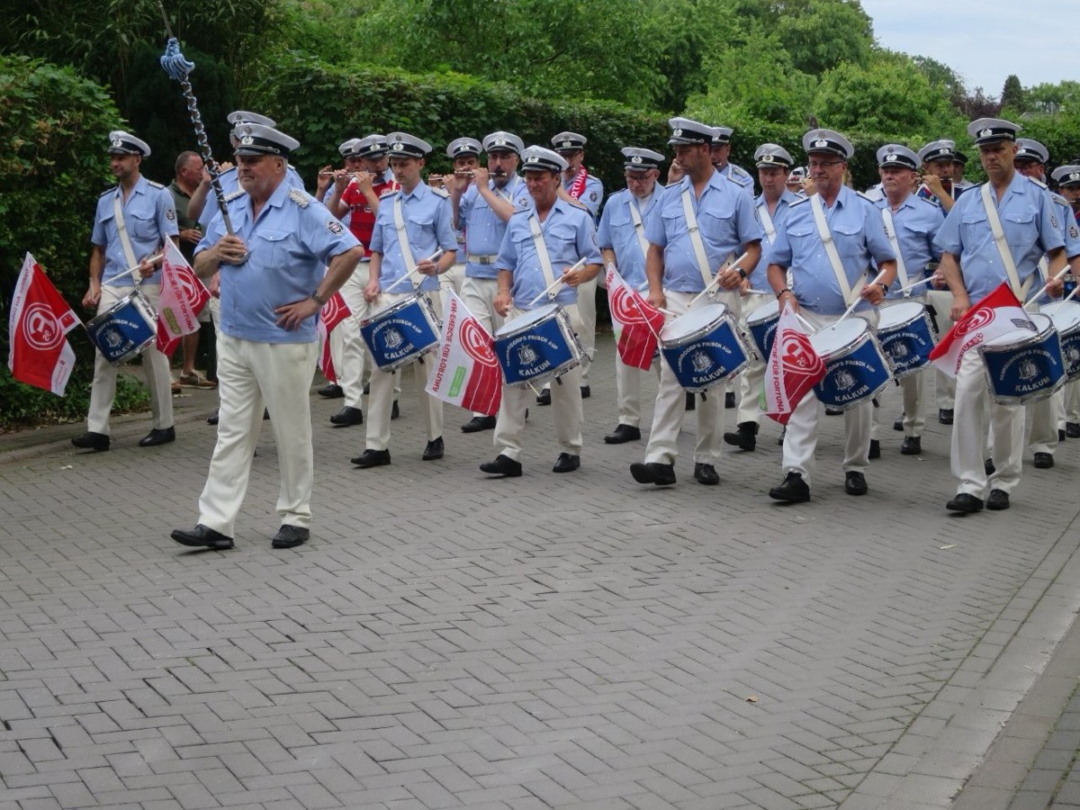 Im Tambourcorps „Frisch auf Kalkum” marschierten auch Fortuna-1895-Fans mit. Foto: hs