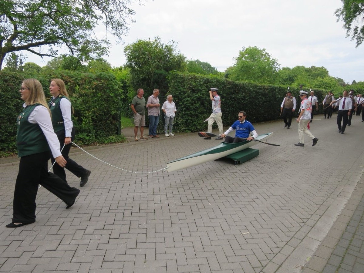 Auch ein Paddler reihte sich in den Kalkumer Schützenumzug ein. Foto: hs