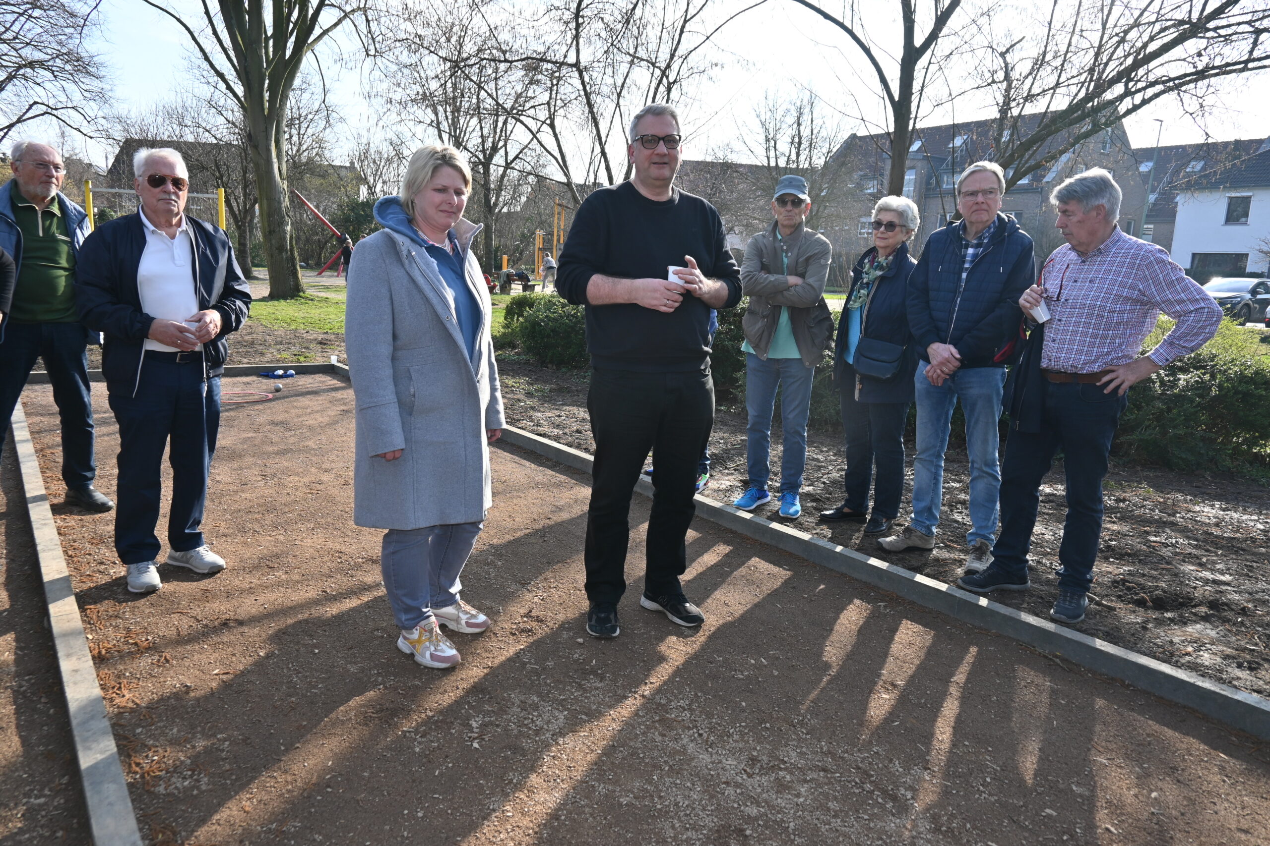 Dietmar Ahlemann freute sich als Vorsitzender des Bürgervereins Huckingen mit Rebecca Albri vom Umweltamt über die neue Attraktion in der Grünanlage. Foto: sam