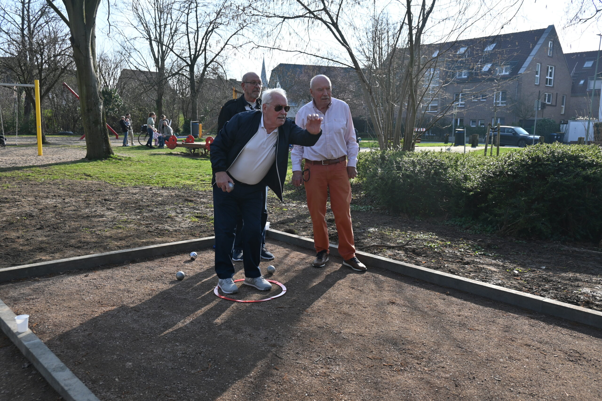Alle Generationen sind nun in der Grünanlage vertreten: Neben dem Bolzplatz und dem Kinderspielplatz kann hier geboult werden. Foto: sam