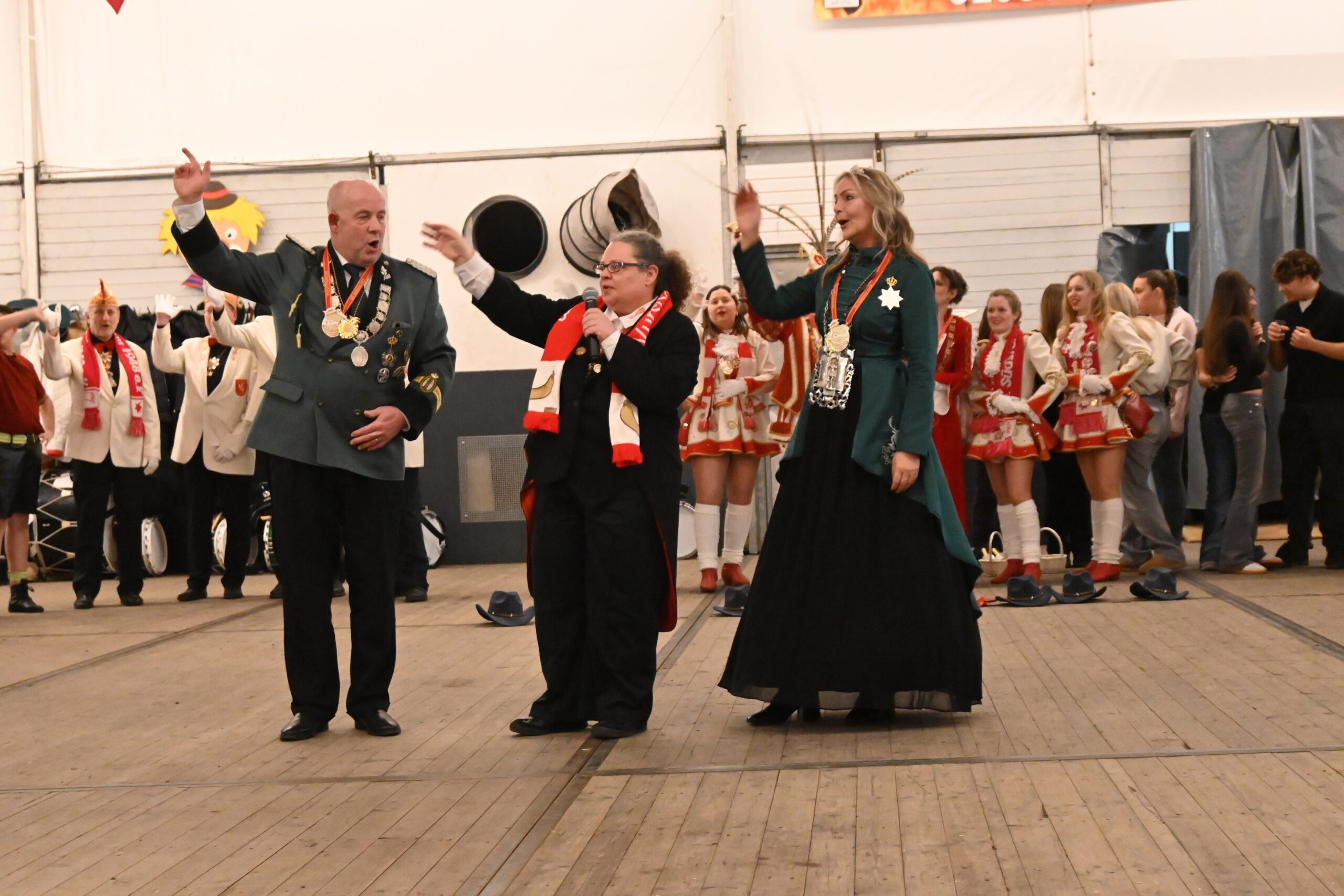 Brudermeister Ludger Heesen und Schützenkönigin Carmen Kaiser (rechts) begrüßten unter anderem Tanja Terörde, stellvertretende KG-Präsidentin. Foto: sam