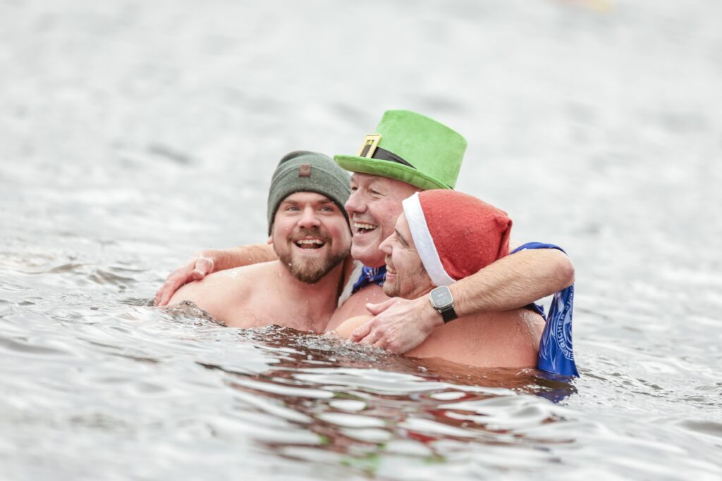 Auch bei kalten Temperaturen lässt es sich im Wasser gut aushalten. Foto: ASCD