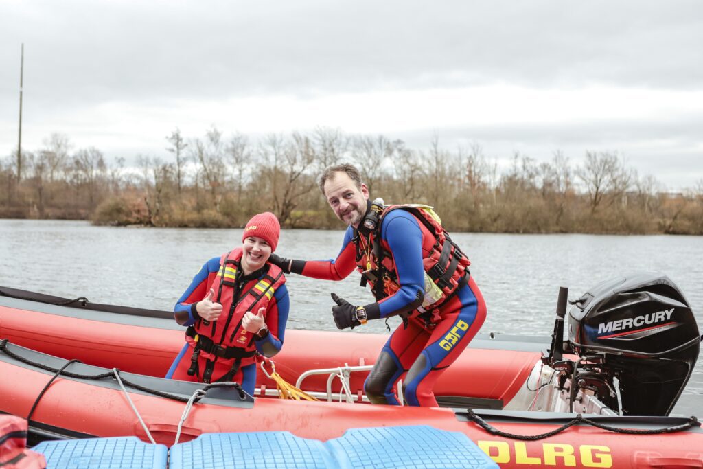 Mitglieder der DLRG sorgten von einem Boot aus für die Sicherheit der Teilnehmenden beim Neujahrsschwimmen in Duisburg. Foto: ASCD