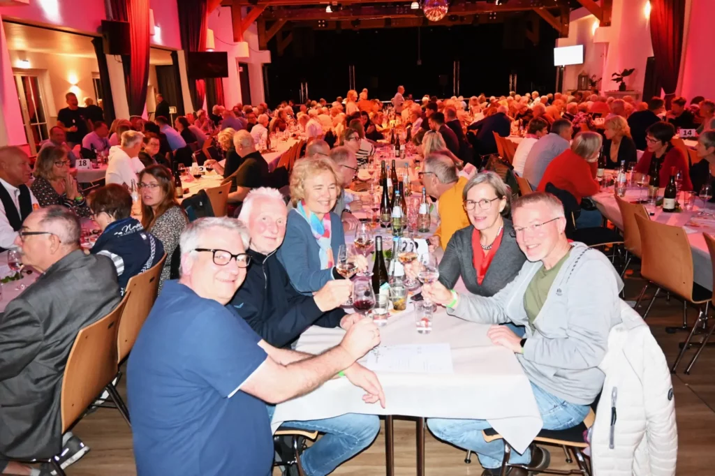 Vorsitzender Dietmar Ahlemann (links) stieß mit einigen Gästen auf das Weinfest an. Foto: sam