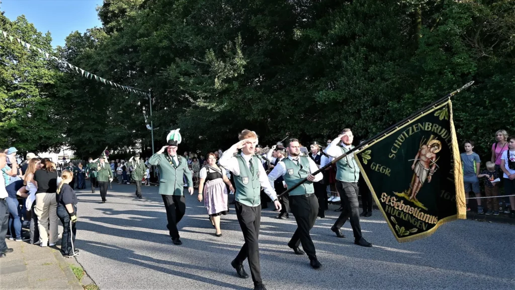 Im vorigen Jahr spielet das Wetter super mit – und viele Bürgerinnen und Bürger aus dem Duisburger
Süden und dem Düsseldorfer Norden waren bei der großen Parade dabei. Archivfoto: sam