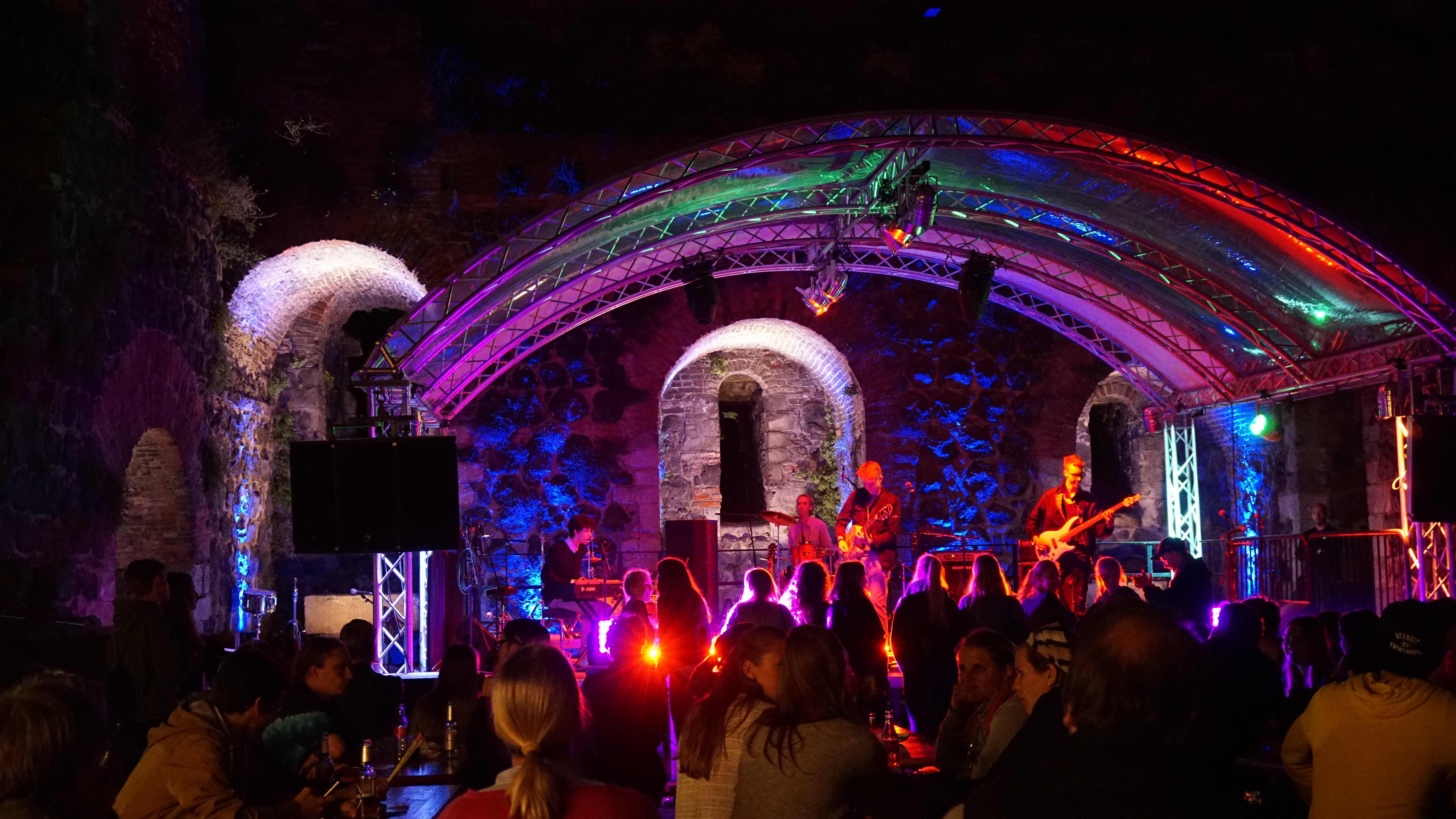 Bis 22 Uhr spielen die Bands unter dem beleuchteten Bühnenbogen in der Ruine, hier eine Jugendband beim Kaiserpfalz Open Air 2016. Archivfoto: Slyzz.me