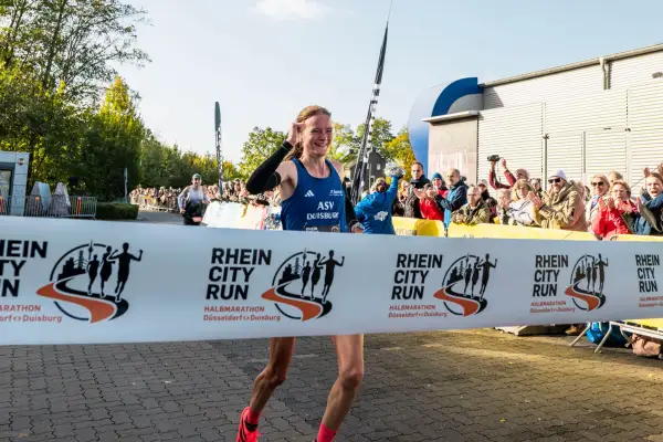 Katharina Wehr vom ASV Duisburg gewann den Rhein City Run zum dritten Mal in Folge, im Ziel in Huckingen stand die Uhr bei 1:21:21 Stunden. Foto: bunert Events GmbH