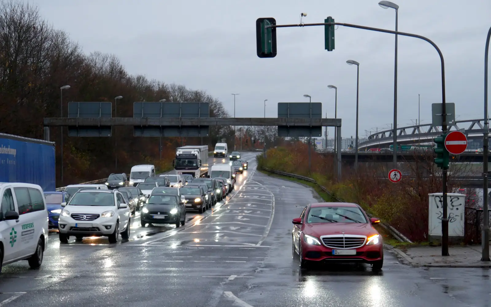 Ohne morgendlichen Berufsverkehr ist die Taxispur wunderbar frei. Foto: cj