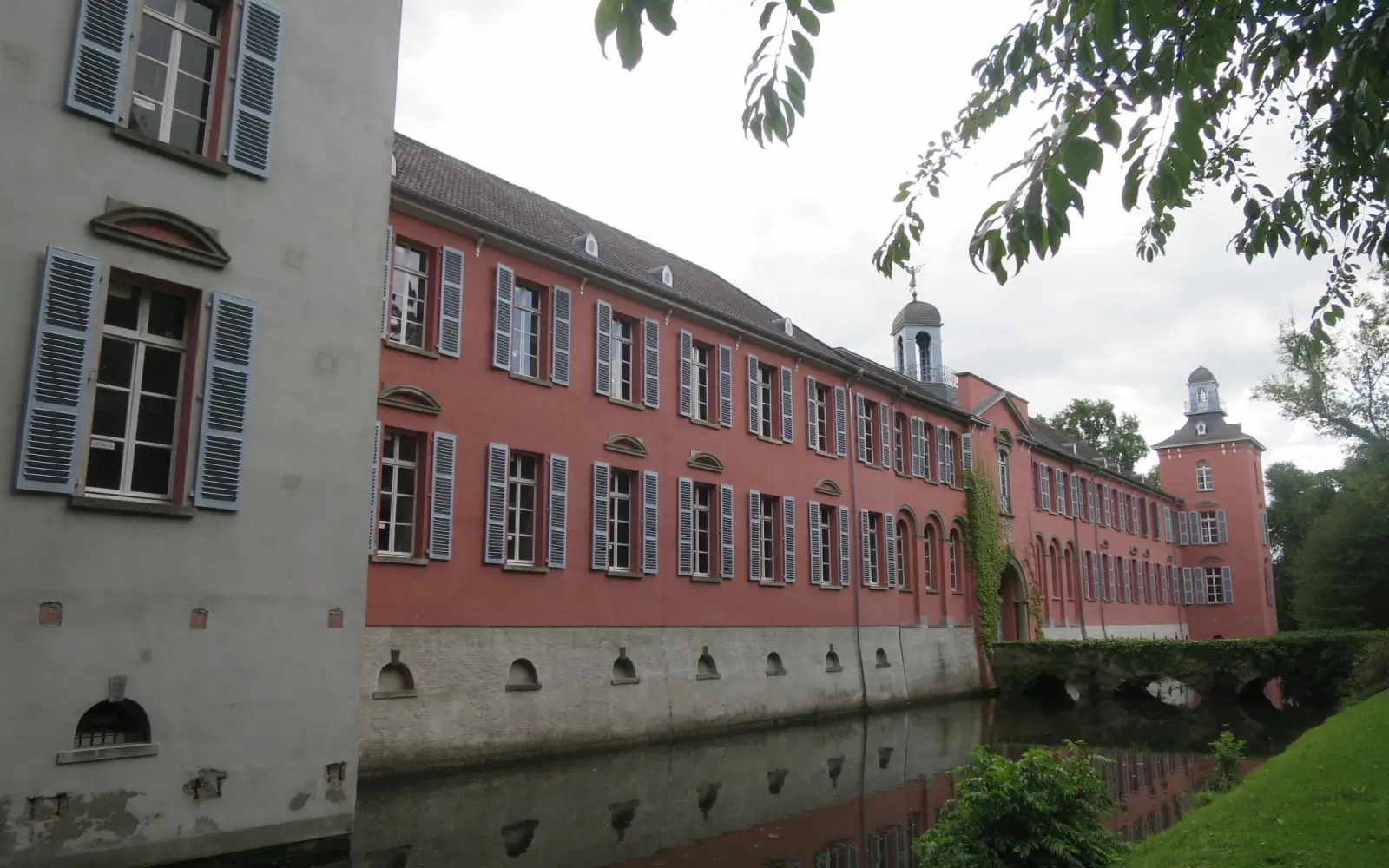 Westseite des als Viereck angelegten Schlosses, das auf eine „Raubritterburg“ im frühen Mittelalter zurückgeht. Foto: hs