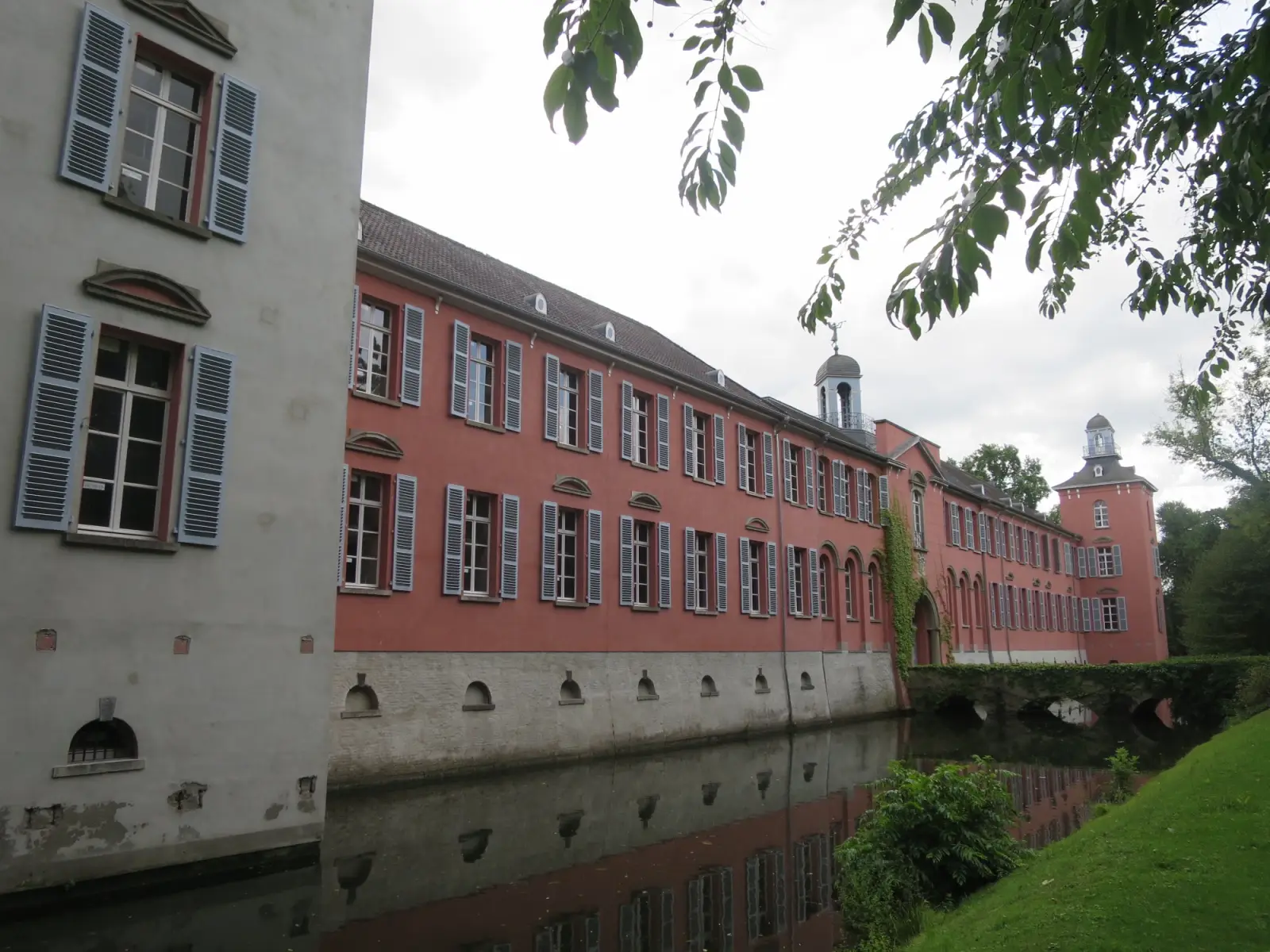 Westseite des als Viereck angelegten Schlosses, das auf eine „Raubritterburg“ im frühen Mittelalter zurückgeht. Foto: hs